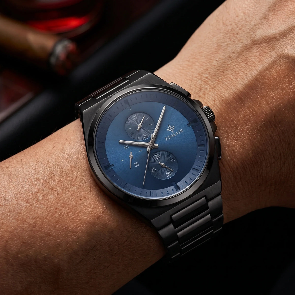 EDMAIR NOCTIS Chronograph erkek kol saati bir erkeğin bileğinde, siyah çelik bilezikle