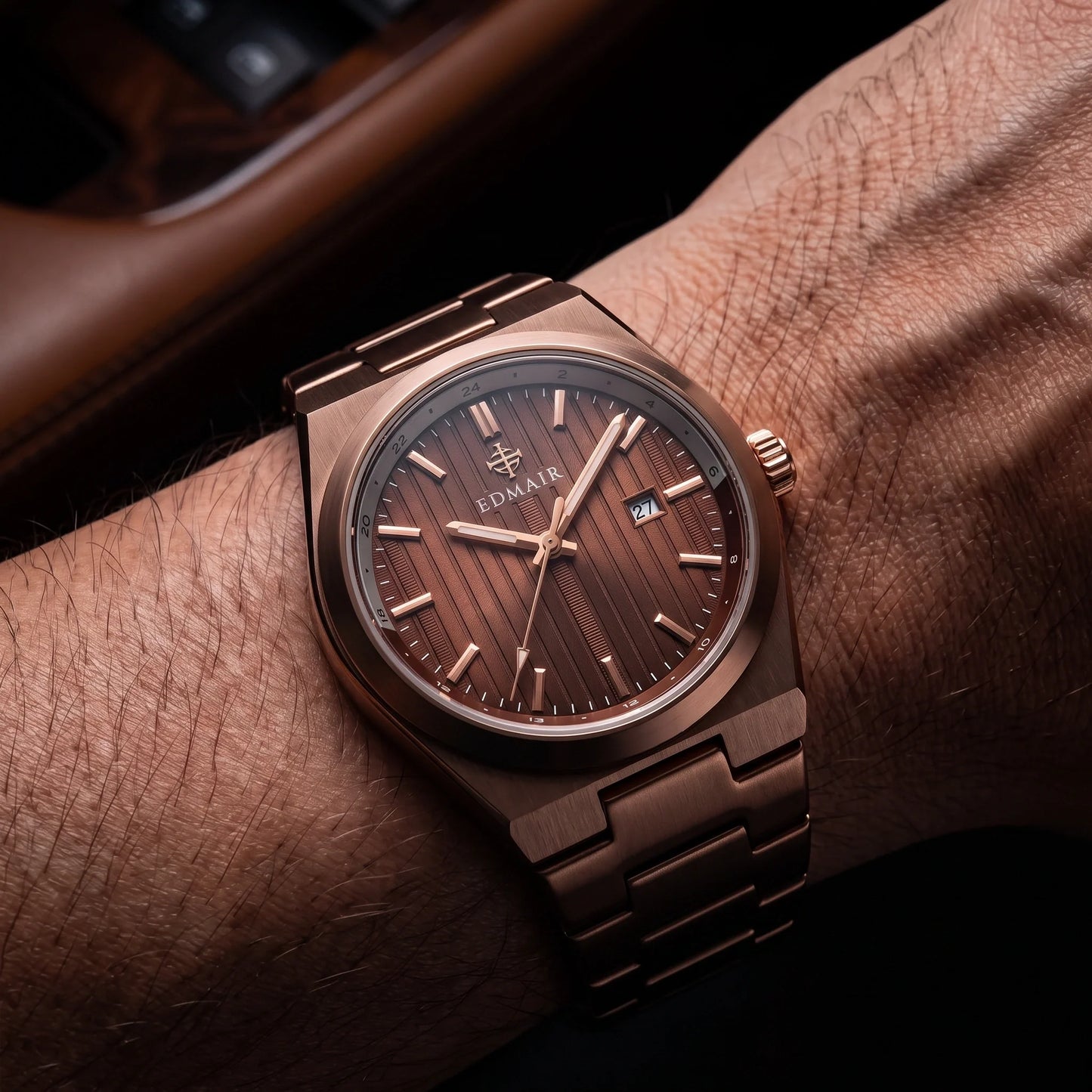 EDMAIR TERRA rose gold erkek kol saati bir erkeğin bileğinde, kahve kadranlı
