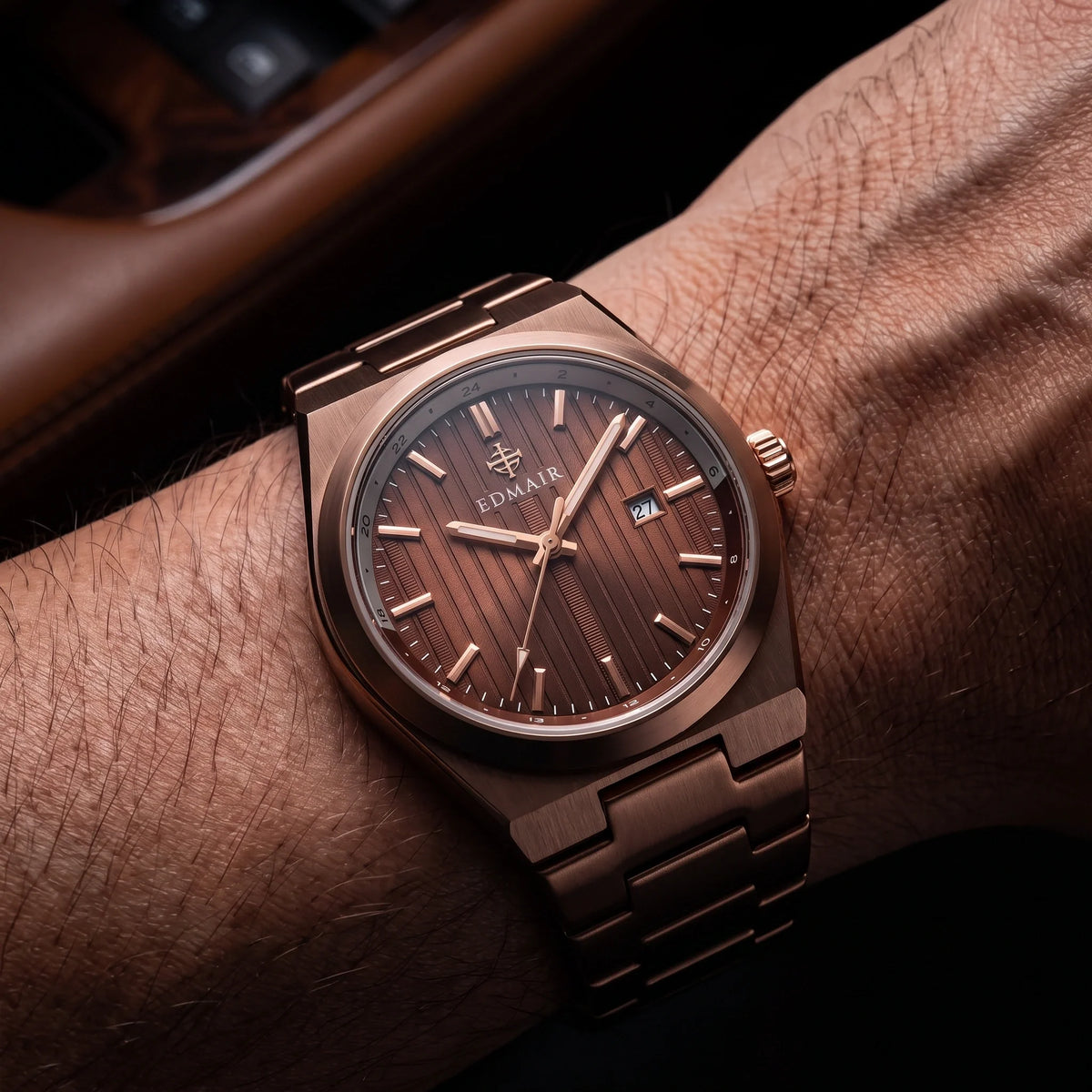 EDMAIR TERRA rose gold erkek kol saati bir erkeğin bileğinde, kahve kadranlı
