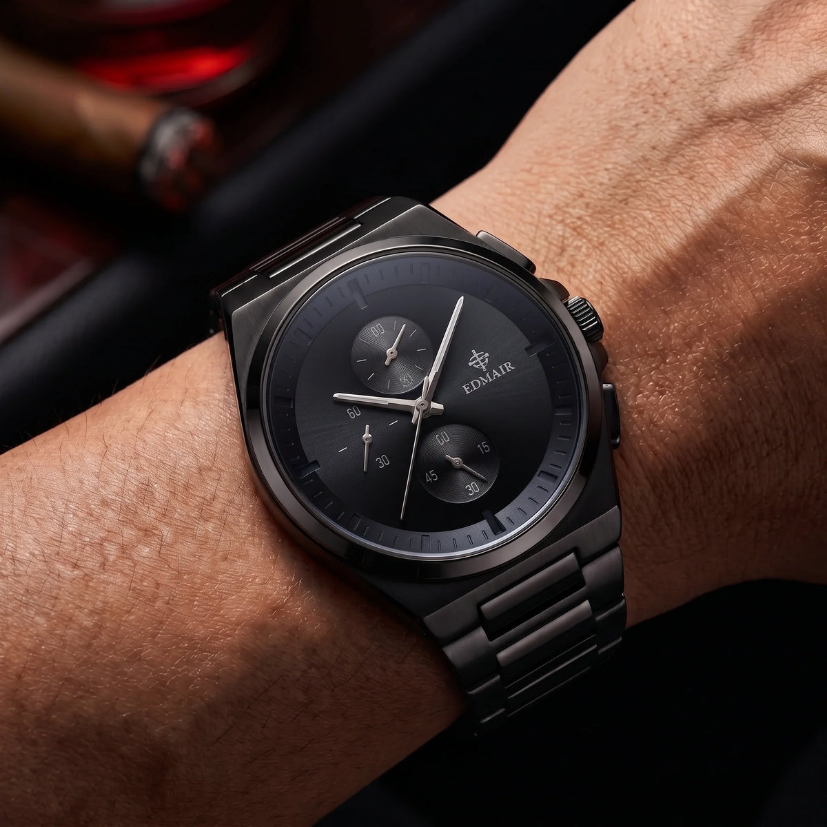 EDMAIR VESPER Chronograph siyah erkek kol saati bir erkeğin bileğinde, siyah çelik bilezikle